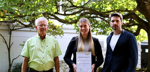 Präsentierten das Zertifikat des Energieaudits im Garten der PASS Zentrale in Aschaffenburg: (von links) Stefan Luckhaus (Head of Internal Audit, PASS) Selina Becker (Immobilienmanagement, PASS) und Jan Rienecker (Mitglied des Board of Executives, PASS)