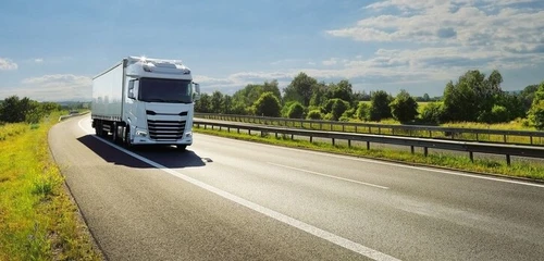 Lkw fährt auf der Autobahn