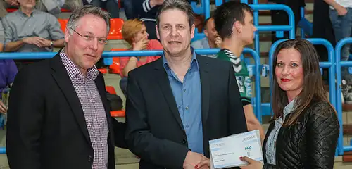 PASS übergibt Scheck