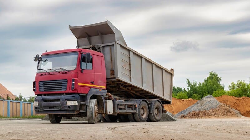 LKW entlädt Baustoffe
