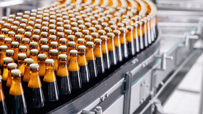 Brauerei Förderband mit Flaschen
