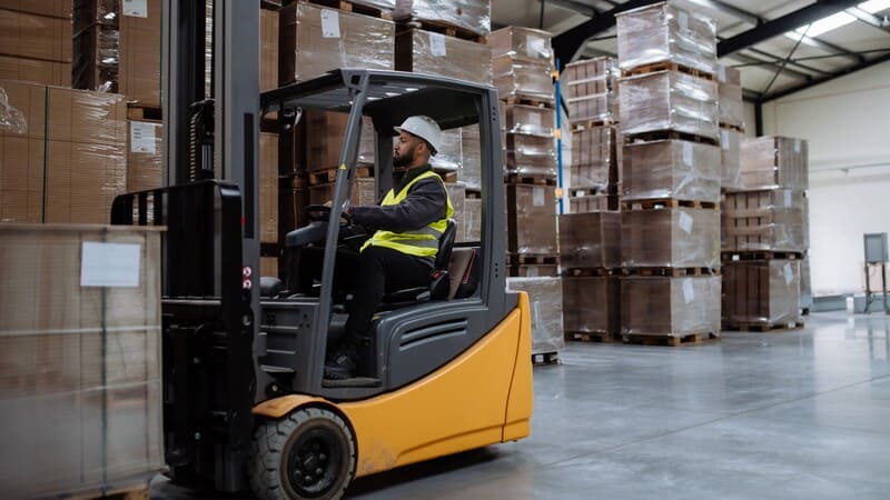 Gabelstabler transportiert Kisten