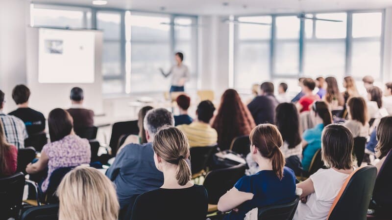 Personen in einem Konferenzraum