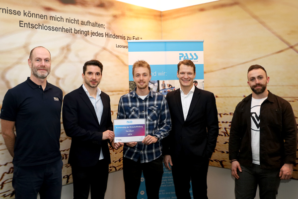 Übergabe des Gewinnerschecks