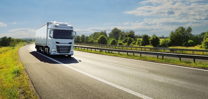 Lkw fährt auf der Autobahn